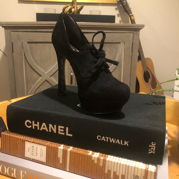 Vintage style platform Guess from Bloomingdales! - Picture 2 of 4